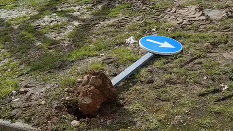 Señal de tráfico tirada en el suelo Señal de tráfico tirada en el suelo