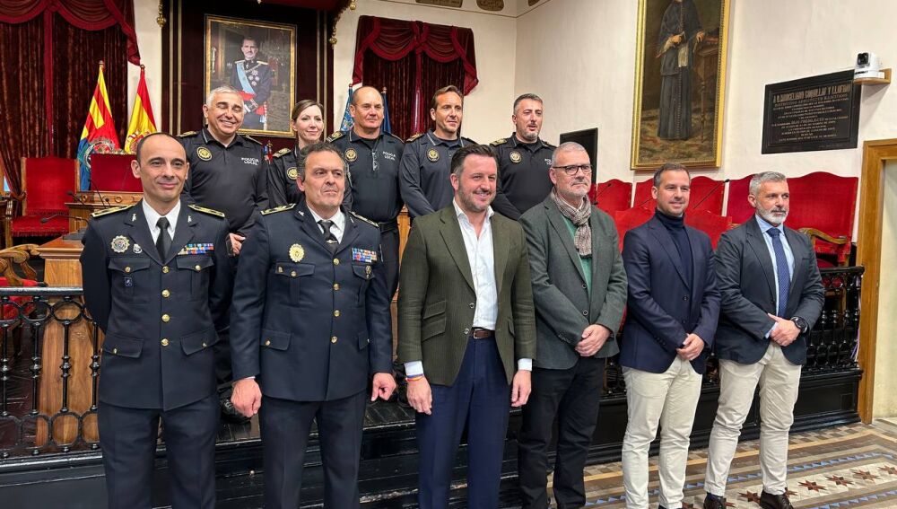 Nuevos inspectores de la Policía Local de Elche -en la fila superior- tras el acto de toma de posesión. 