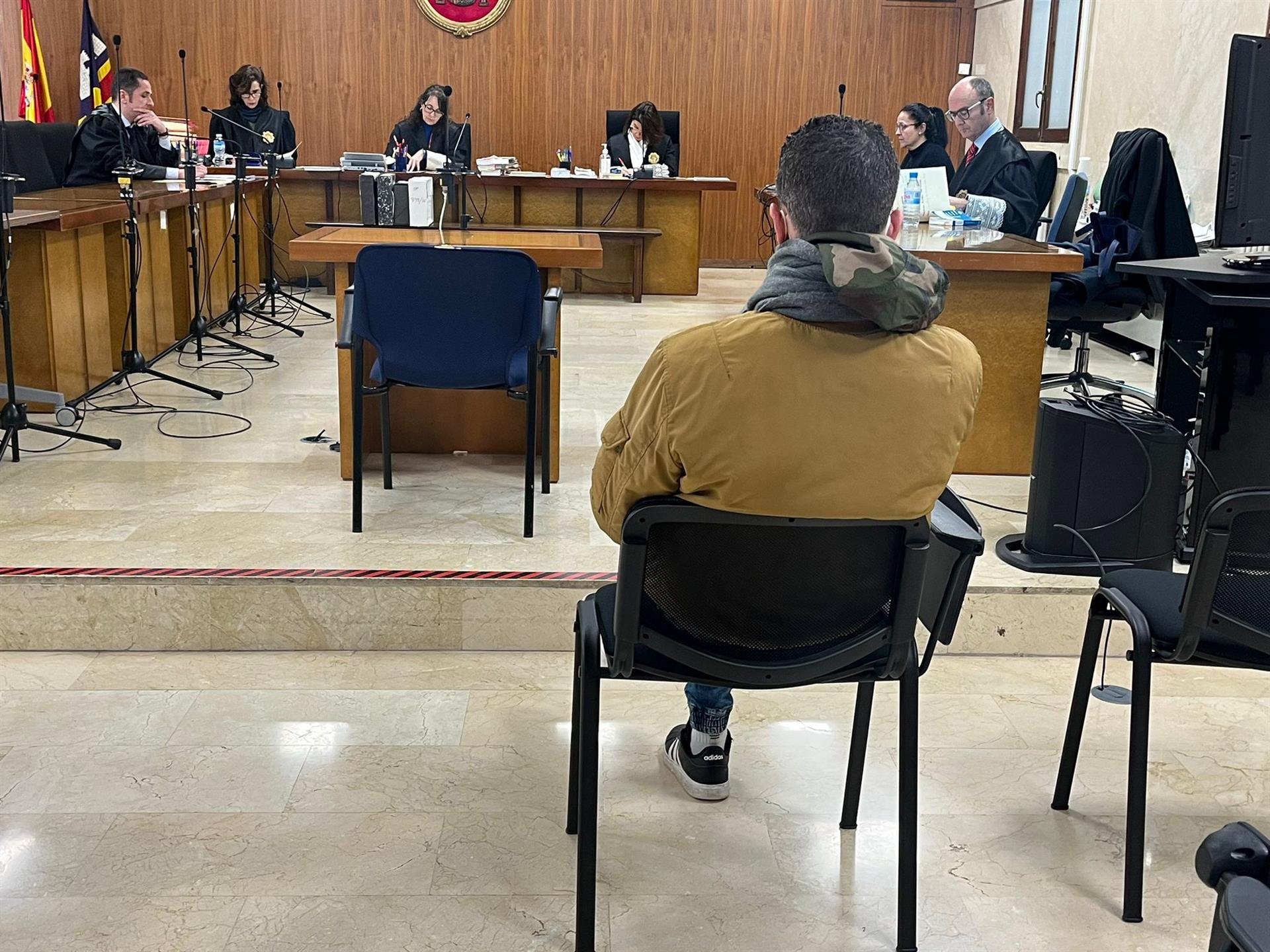 Condenado a 24 años y medio de cárcel por ofrecer droga, dinero y regalos a menores a cambio de sexo y violar a una de ellas en Mallorca Condenado a 24 años y medio de cárcel por ofrecer droga, dinero y regalos a menores a cambio de sexo y violar a una de ellas en Mallorca