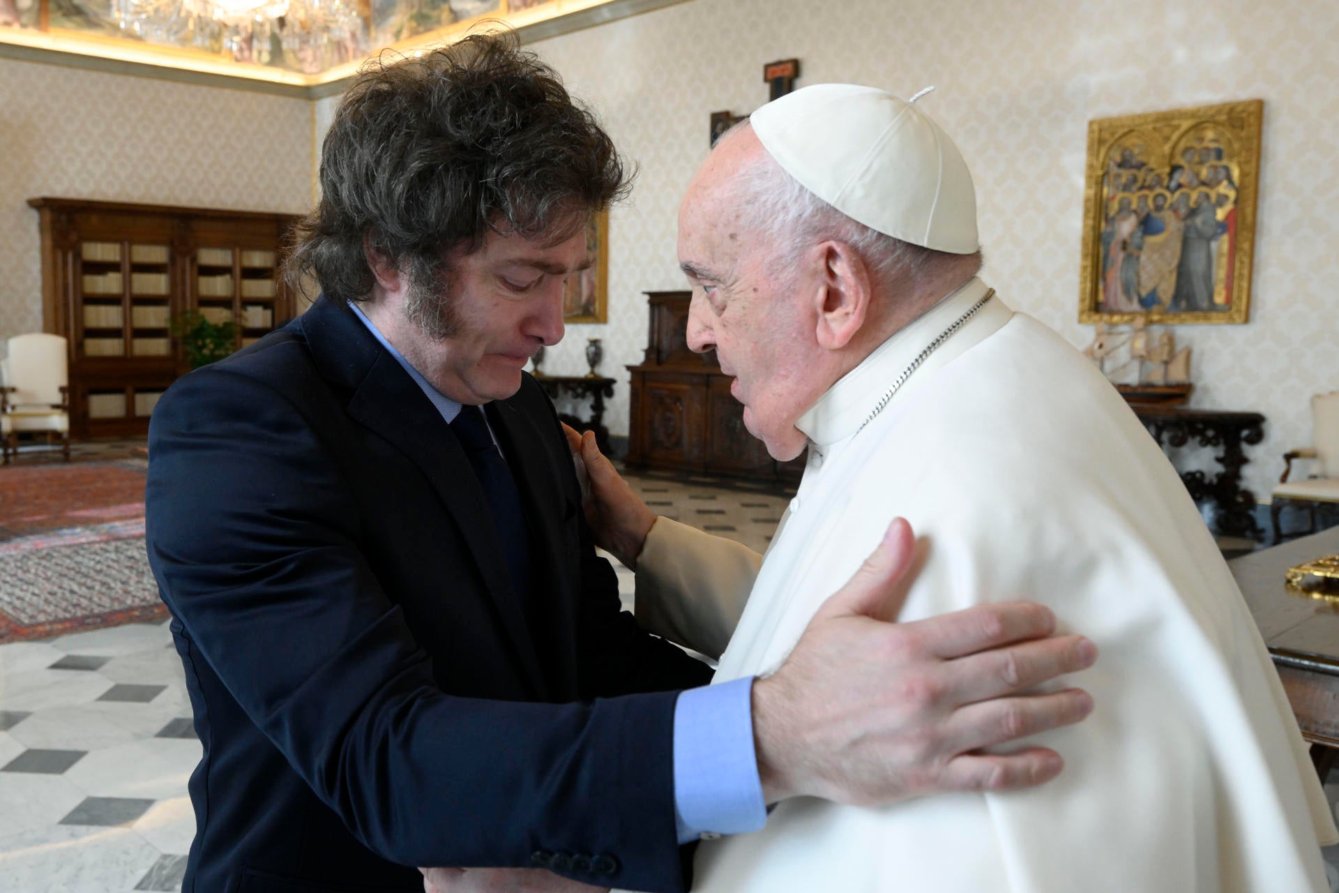 Milei y el Papa liman asperezas en el Vaticano con un abrazo, alfajores y galletas de limón Milei y el Papa liman asperezas en el Vaticano con un abrazo, alfajores y galletas de limón