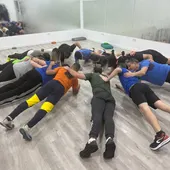 Trabajadores haciendo ejercicio físico Trabajadores haciendo ejercicio físico
