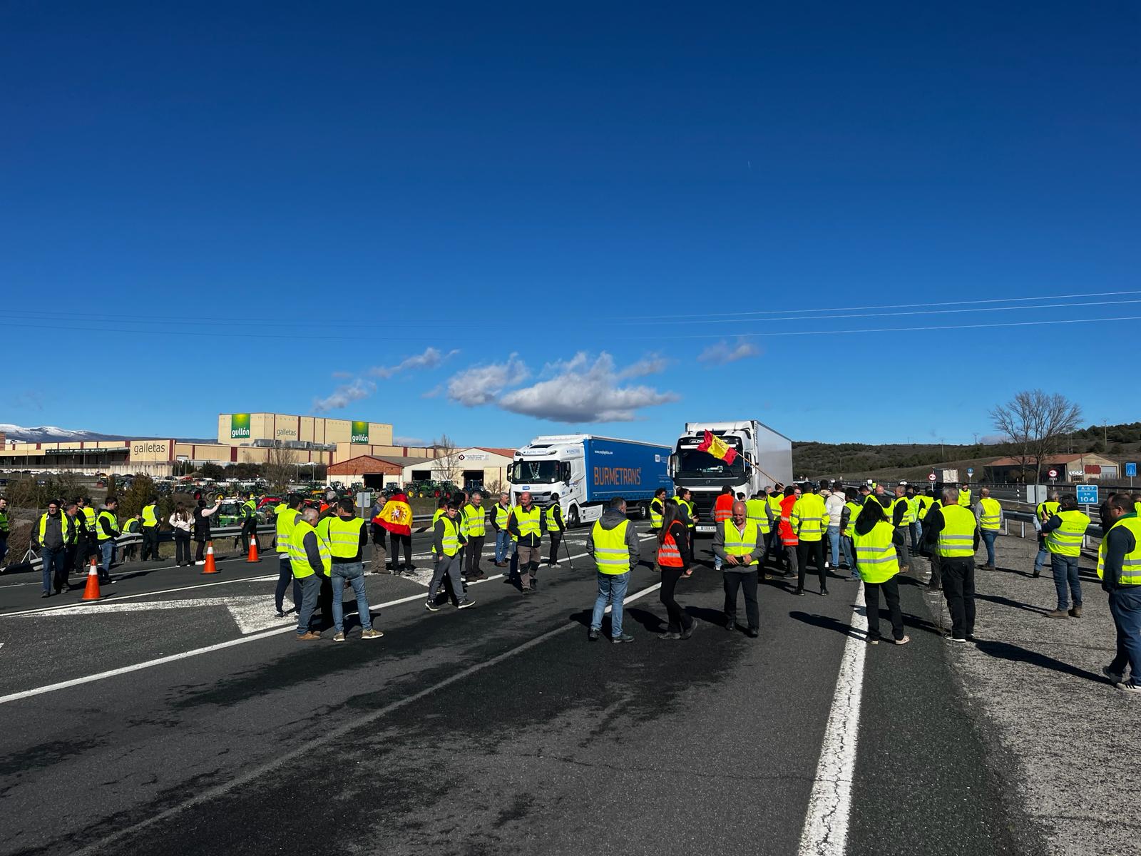 Las reivindicaciones del campo continúan con el corte de la A-67 y una tractorada en la N-627 en Aguilar de Campoo Las reivindicaciones del campo continúan con el corte de la A-67 y una tractorada en la N-627 en Aguilar de Campoo