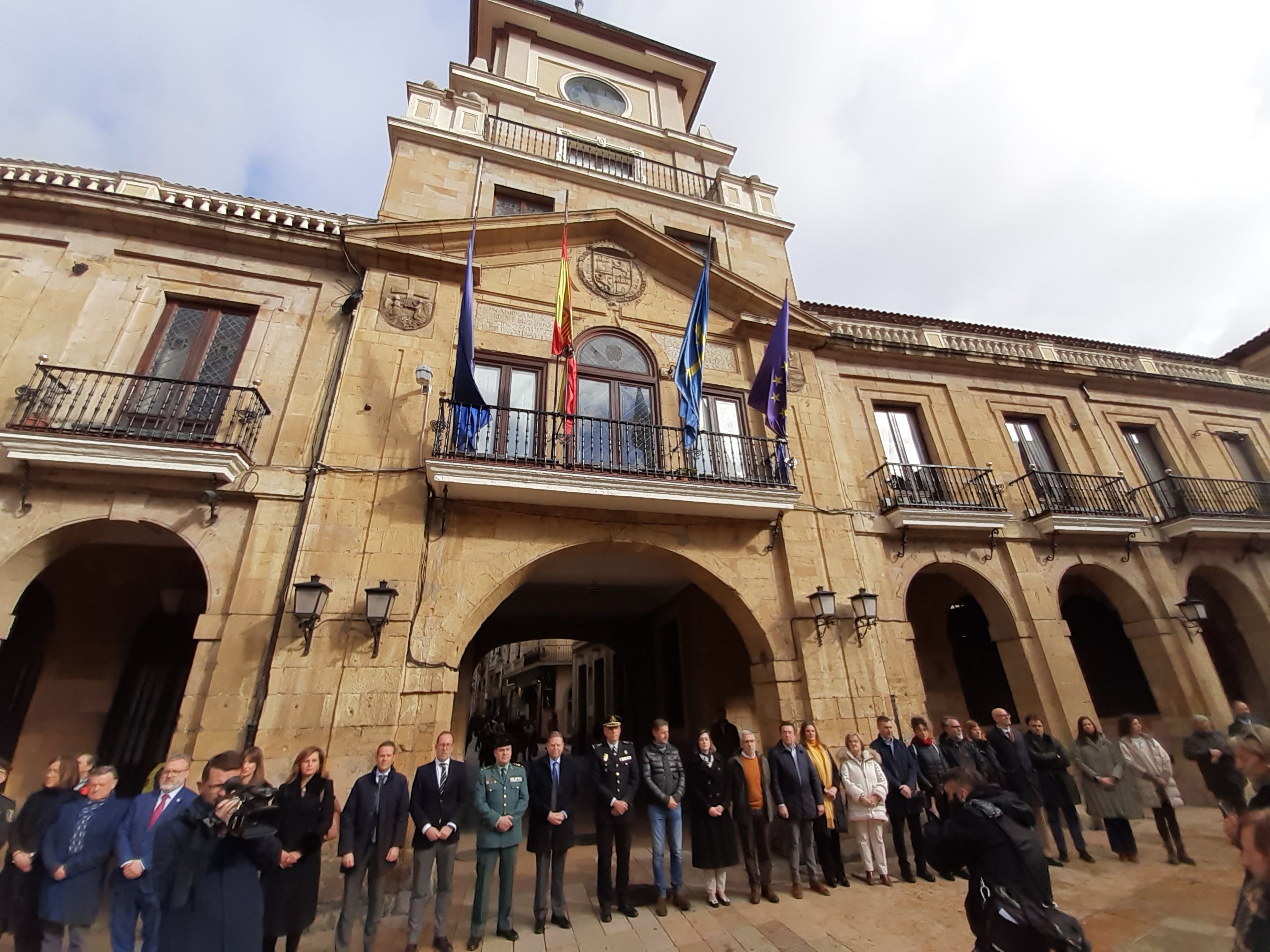 Minutos de silencio en Asturias por el asesinato de los guardias civiles en Barbate Minutos de silencio en Asturias por el asesinato de los guardias civiles en Barbate