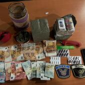 Drogas y dinero decomisados a los arrestados