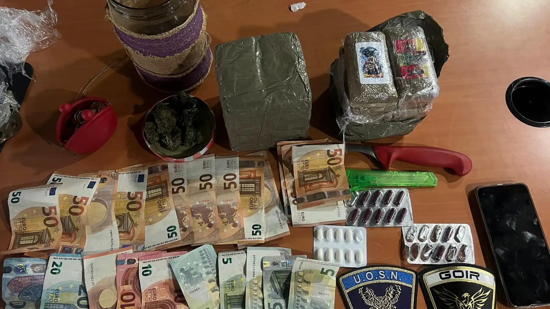 Drogas y dinero decomisados a los arrestados