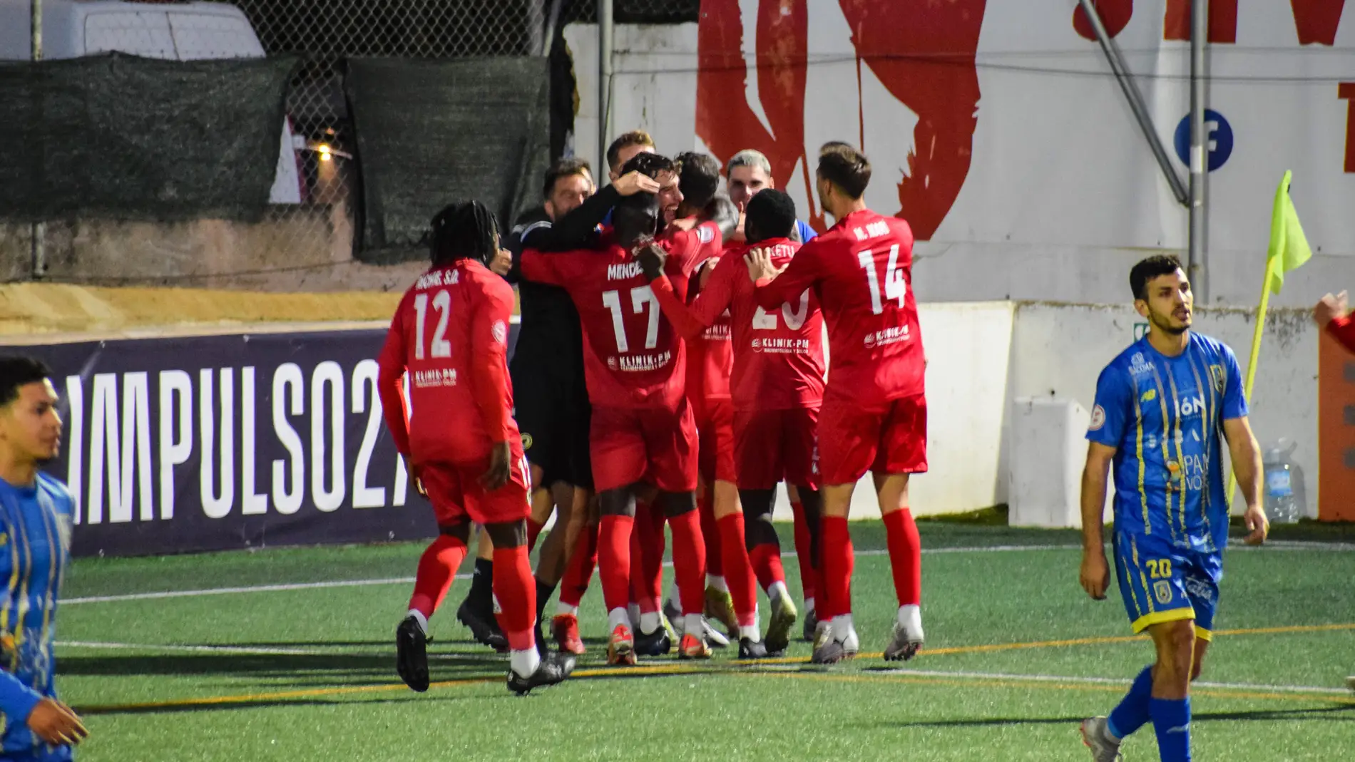 Los jugadores del Hércules celebran el gol de De La Nava ante el Andratx.