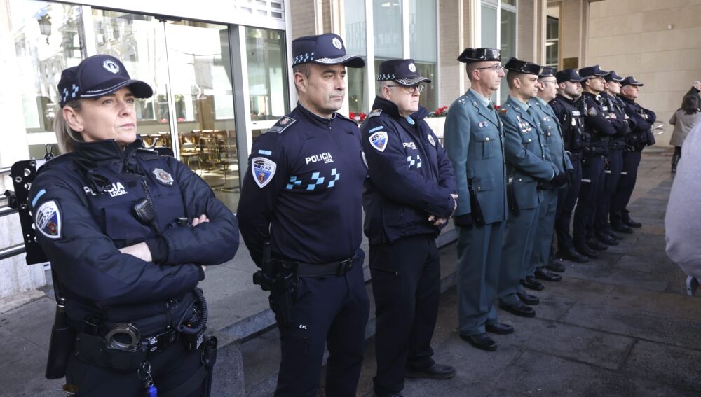 Agentes de la Policía Local, Guardia Civil y Policía Nacional han participado en el minuto de silencio