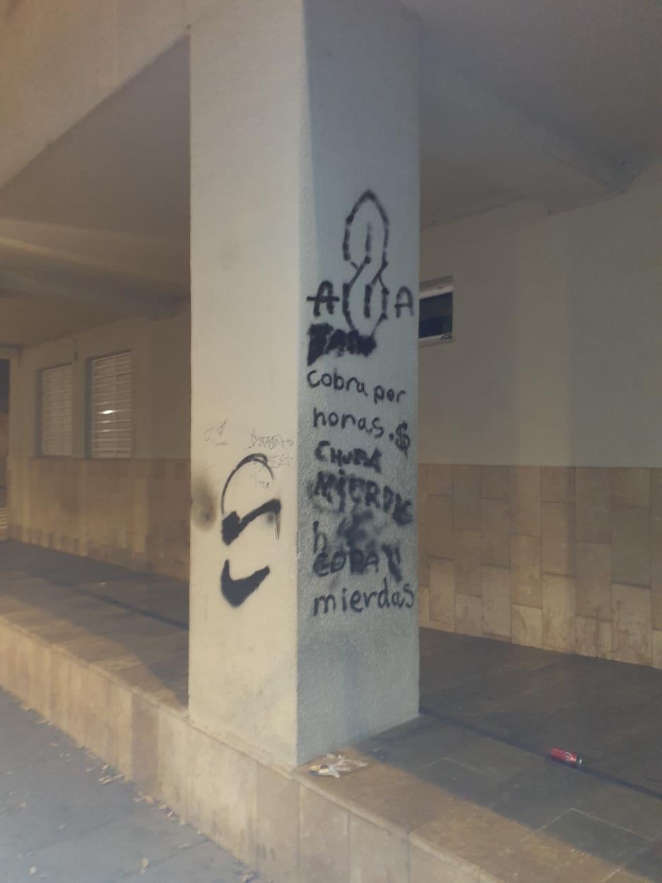 La Policía de Almassora denuncia a un joven por realizar pintadas en el colegio Cardenal Cisneros La Policía de Almassora denuncia a un joven por realizar pintadas en el colegio Cardenal Cisneros