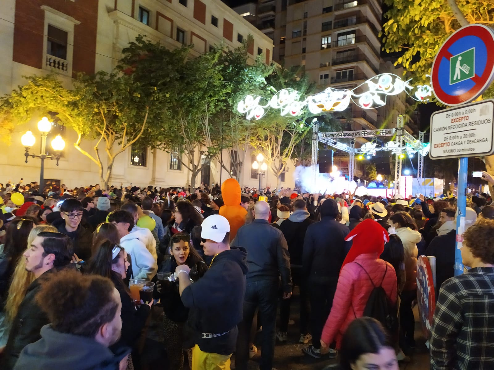Alicante se vuelca con el Sábado Ramblero a pesar del viento con cerca de 60.000 participantes Alicante se vuelca con el Sábado Ramblero a pesar del viento con cerca de 60.000 participantes