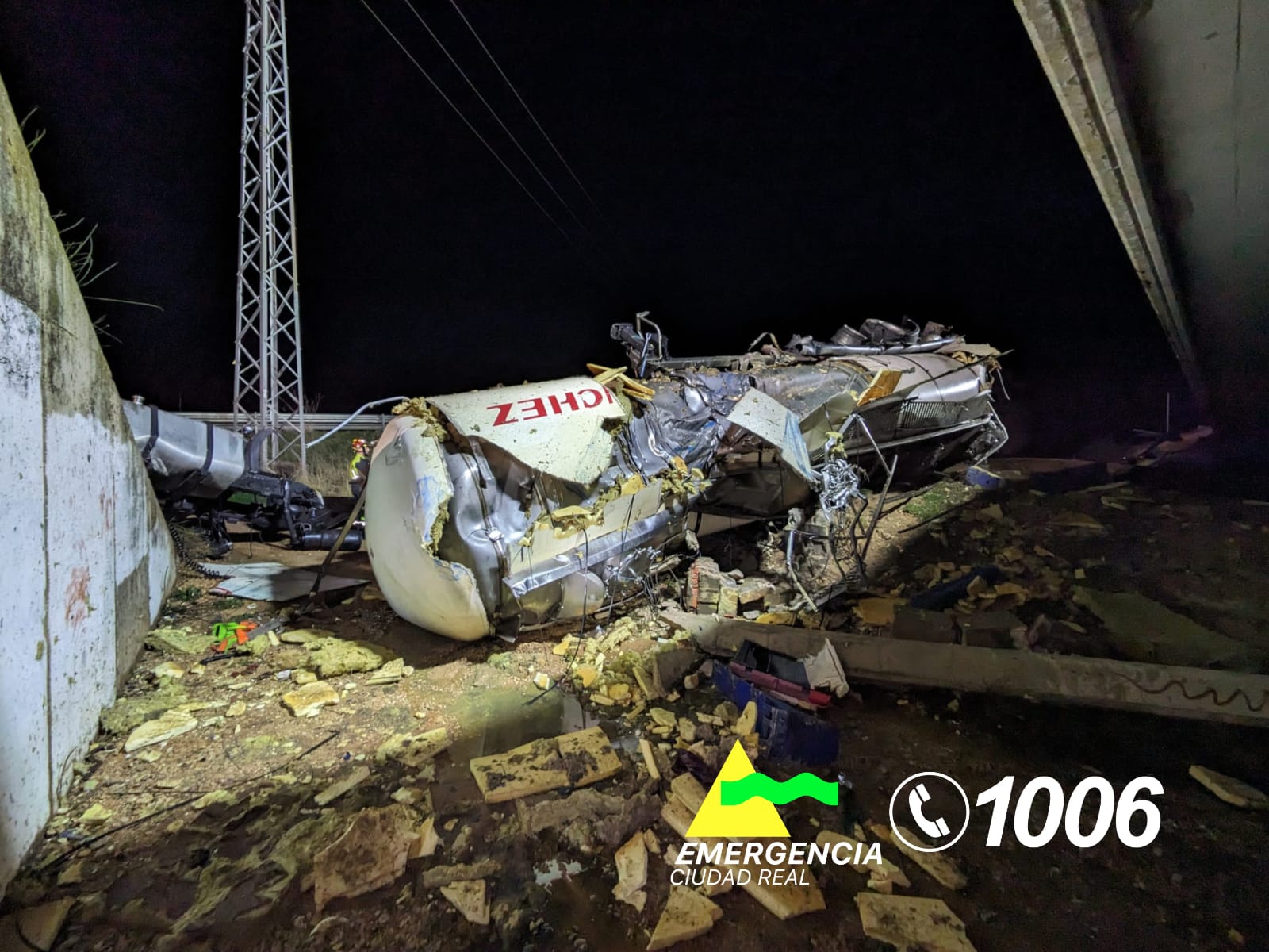 Hospitalizado el conductor del camión accidentado en Argamasilla de Alba que ha causado un vertido Hospitalizado el conductor del camión accidentado en Argamasilla de Alba que ha causado un vertido