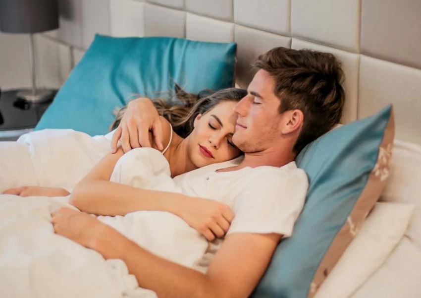 Dormir en pareja favorece el vínculo, la intimidad y el sentido de seguridad Dormir en pareja favorece el vínculo, la intimidad y el sentido de seguridad