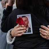 La madre de uno de los guardias civiles asesinados en Barbate: "Iban en un flotador y les pasaron por encima con una narcolancha" La madre de uno de los guardias civiles asesinados en Barbate: "Iban en un flotador y les pasaron por encima con una narcolancha"