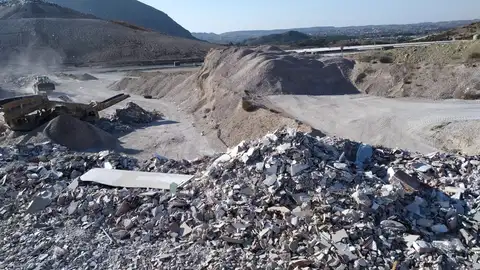 Una imagen del centro de tratamiento de escombros de Fontcalent Una imagen del centro de tratamiento de escombros de Fontcalent