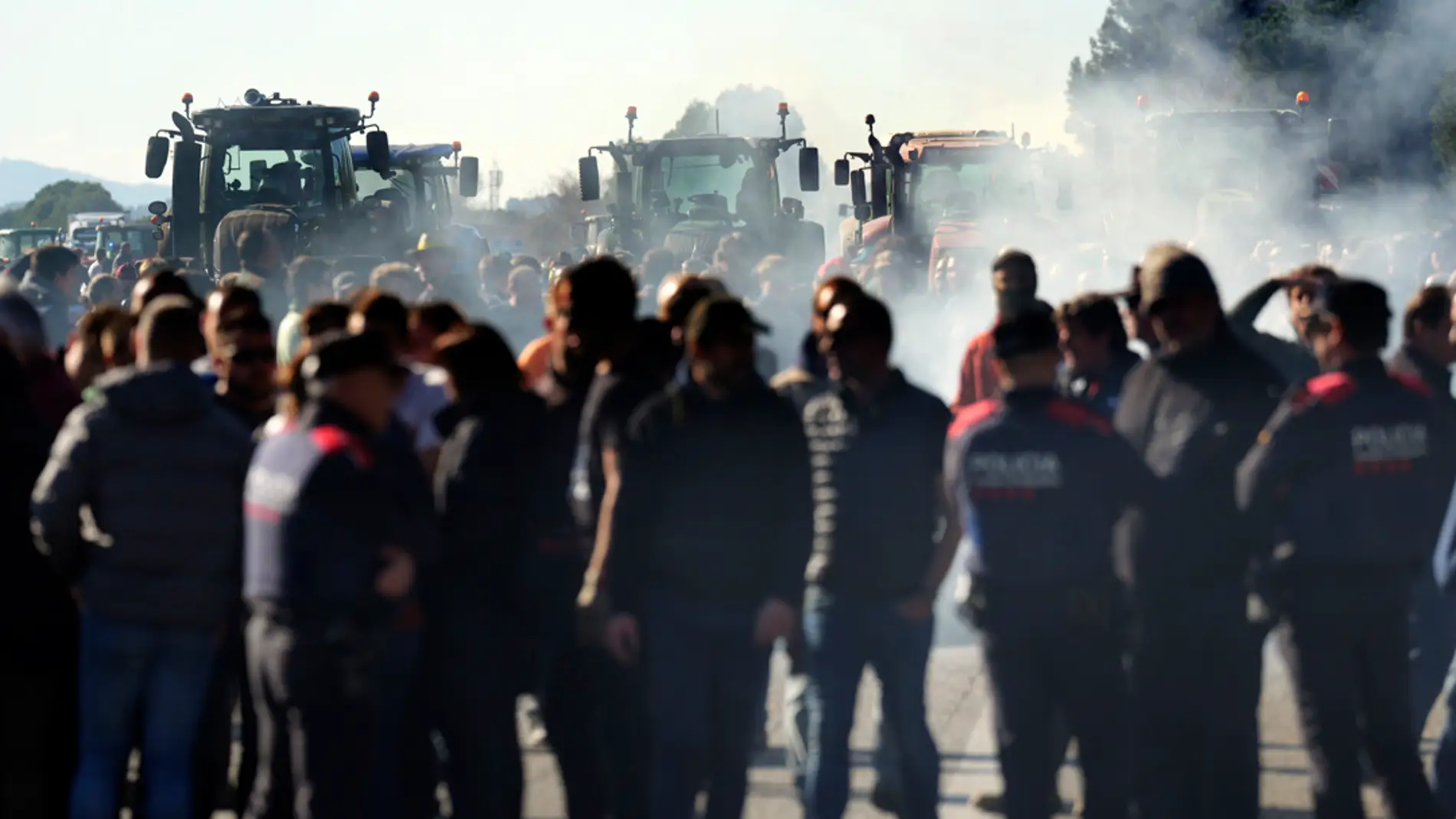 Decenas de tractores cortan la AP-7 a la altura de Pontós (Girona)/ EFE/David Borrat