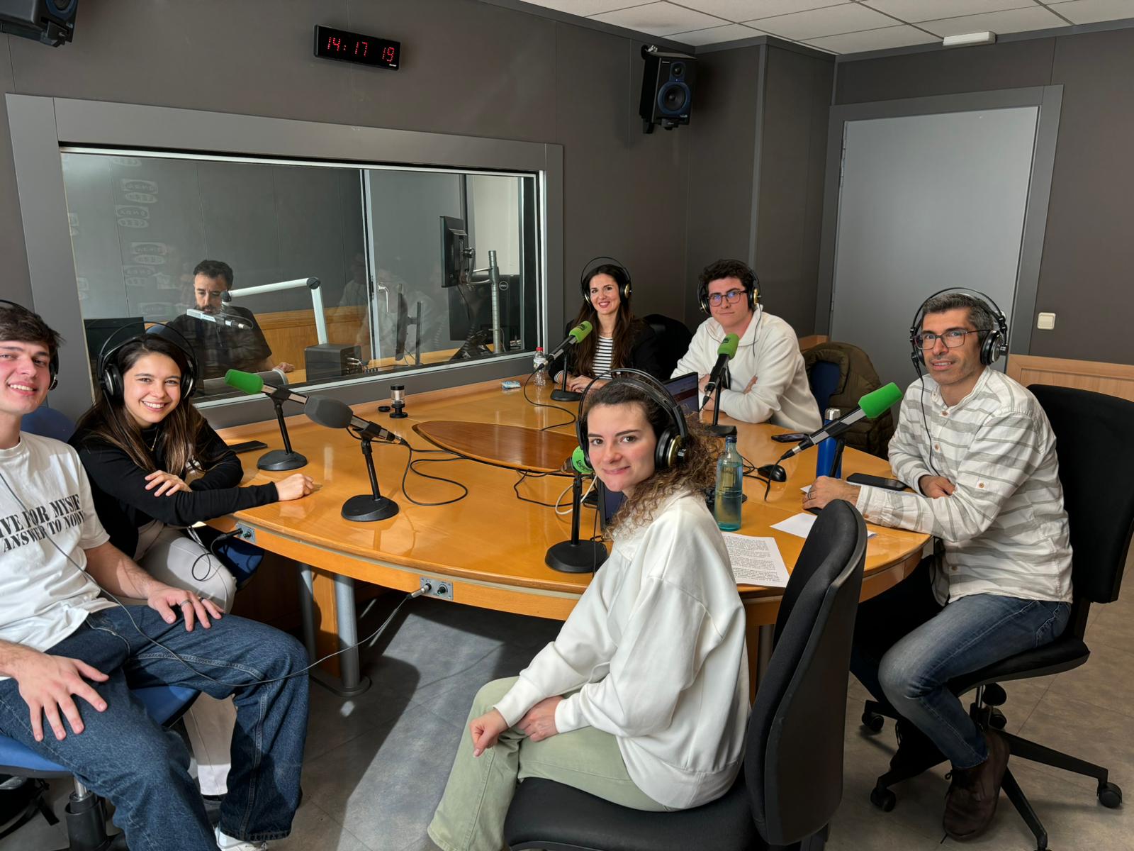 'La Brúixola' celebra el Dia Mundial de la Ràdio debatent amb els periodistes del futur 'La Brúixola' celebra el Dia Mundial de la Ràdio debatent amb els periodistes del futur