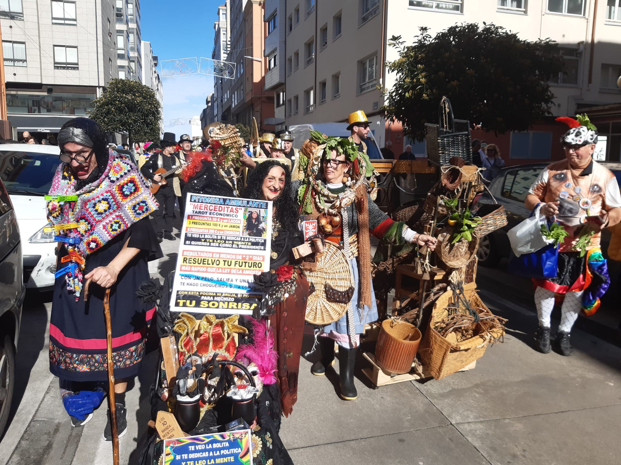 Ambientazo de entroido en A Coruña, con Susa tomando el relevo de Merceditas como choqueira del año Ambientazo de entroido en A Coruña, con Susa tomando el relevo de Merceditas como choqueira del año