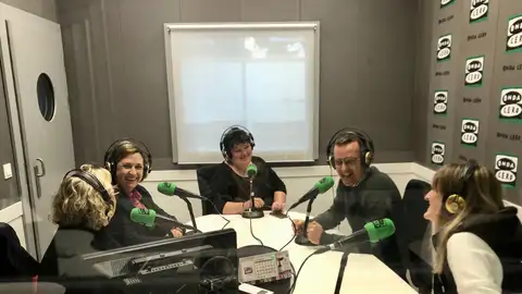 Los periodistas Macu Esteve, Tere Zaragoza, Enric Pastor y Tere Orquín durante el programa especial con motivo del 'Día de la Radio'. Los periodistas Macu Esteve, Tere Zaragoza, Enric Pastor y Tere Orquín durante el programa especial con motivo del 'Día de la Radio'.