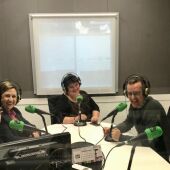 Los periodistas Macu Esteve, Tere Zaragoza, Enric Pastor y Tere Orquín durante el programa especial con motivo del 'Día de la Radio'.