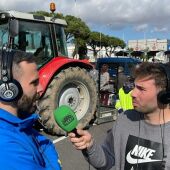 Ricard Jiménez con Germán Domínguez (Unió de Pagesos) en las puertas de Mercabarna