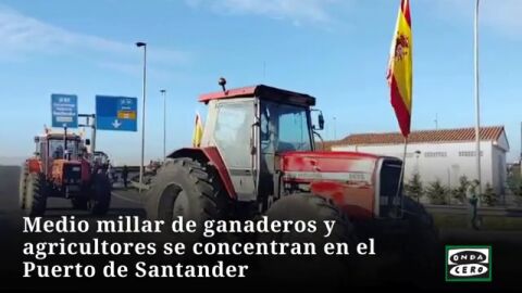 Medio millar de ganaderos y agricultores se concentran a la entrada del Puerto de Santander