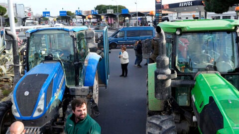 Decenas de tractores se concentran ante la entrada de Mercabarna en el Prat (Barcelona)/ EFE/Alejandro García