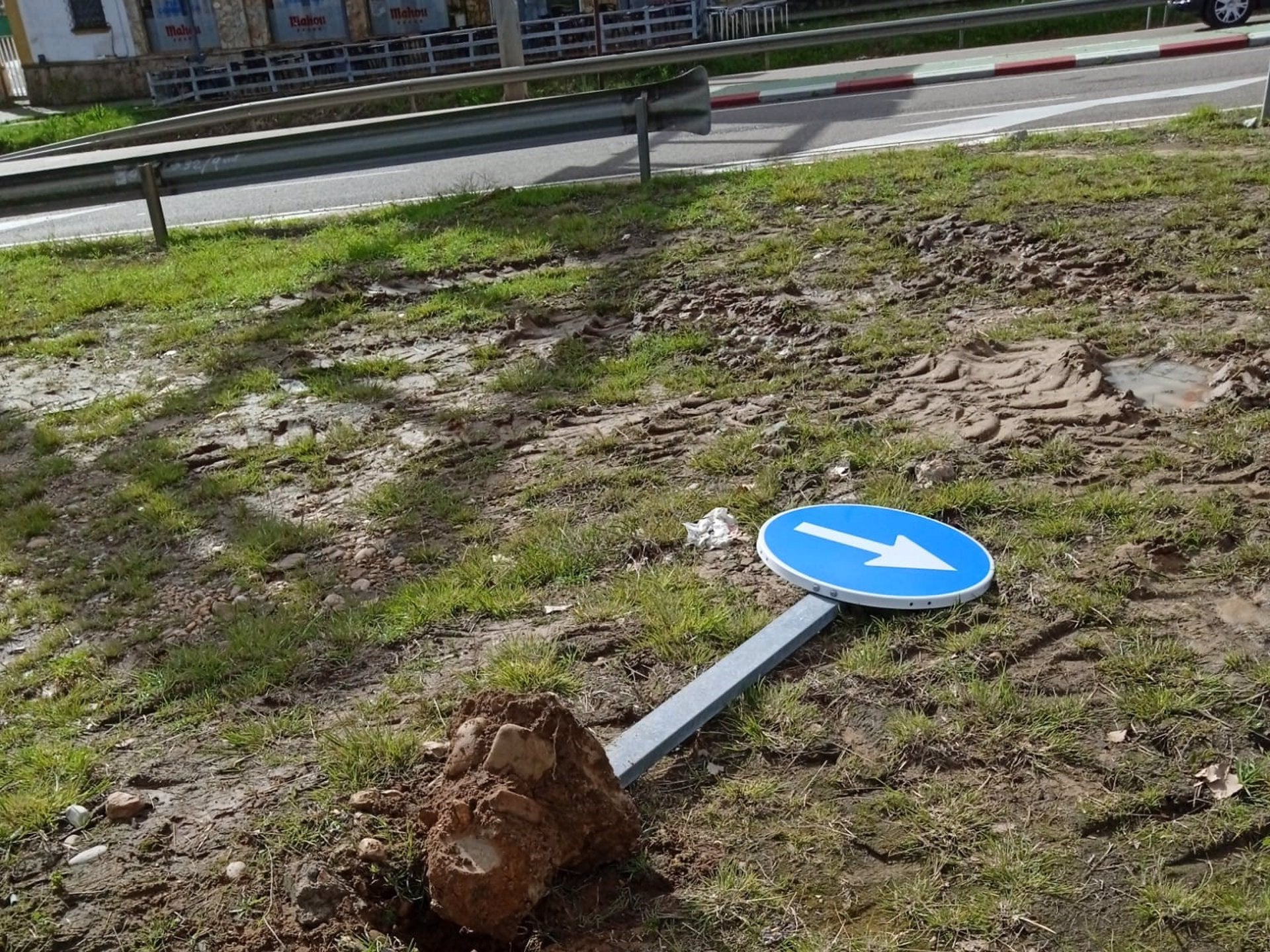 El alcalde de Mérida denuncia destrozos en el Polígono el Prado a causa de las movilizaciones agrarias valorándolos en 20.000 euros El alcalde de Mérida denuncia destrozos en el Polígono el Prado a causa de las movilizaciones agrarias valorándolos en 20.000 euros