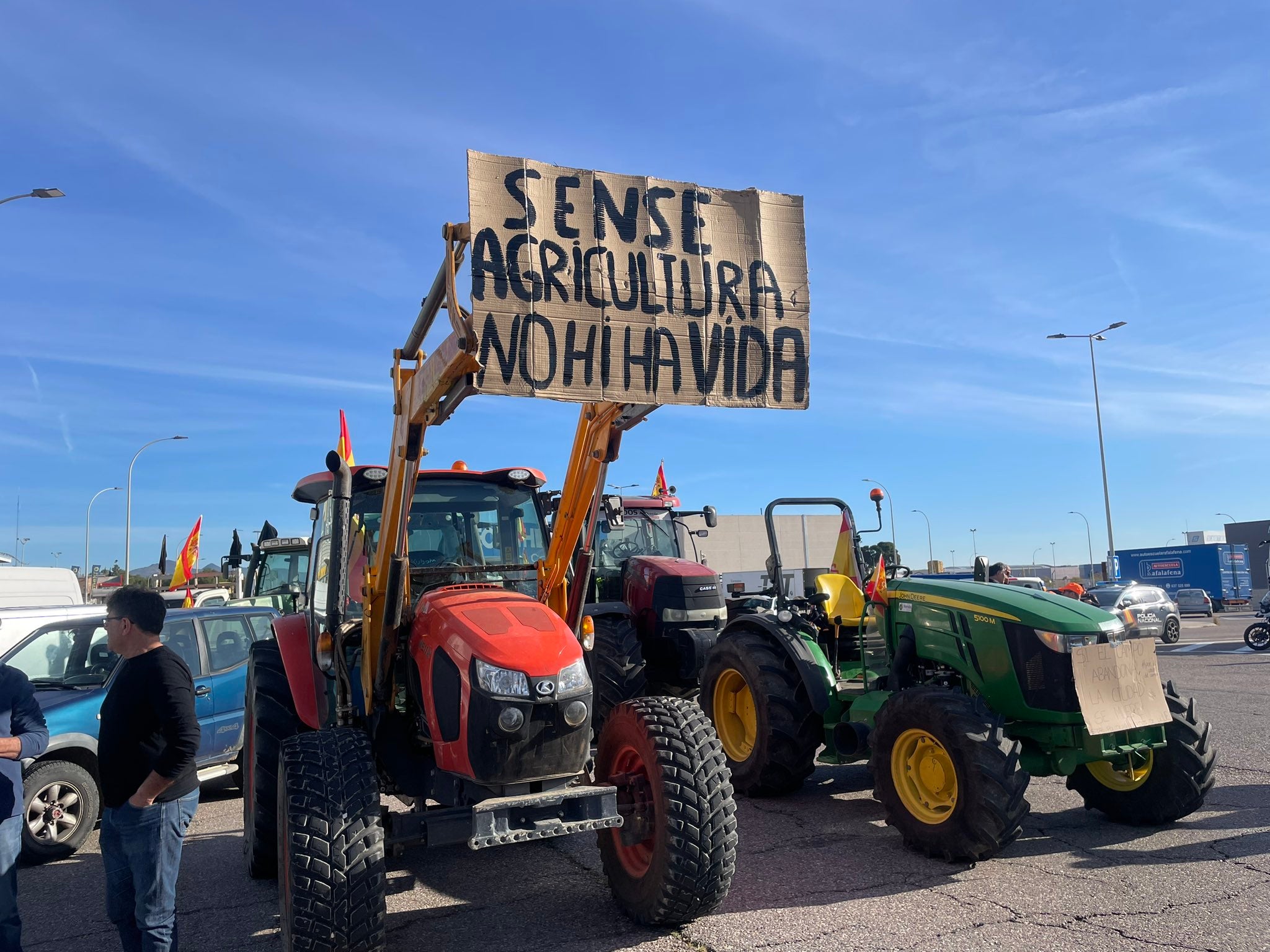 Centenares de tractores protagonizan una nueva jornada de protestas en Castelló Centenares de tractores protagonizan una nueva jornada de protestas en Castelló
