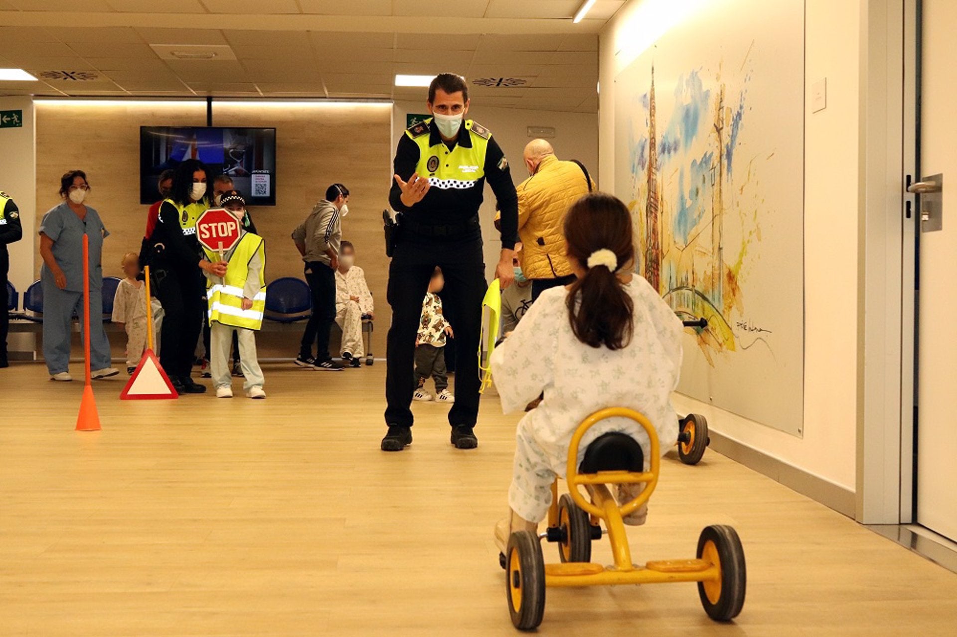 Agentes tutores de la Policía Local de Sevilla visitan a los niños del Hospital Macarena Agentes tutores de la Policía Local de Sevilla visitan a los niños del Hospital Macarena