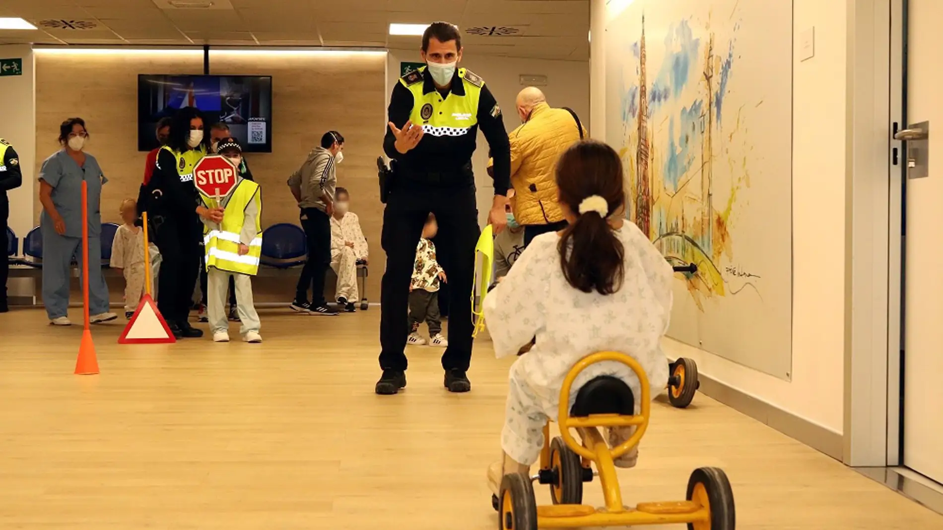 Agentes de la Policía Local visitan a los niños ingresados en el Hospital Virgen Macarena de Sevilla