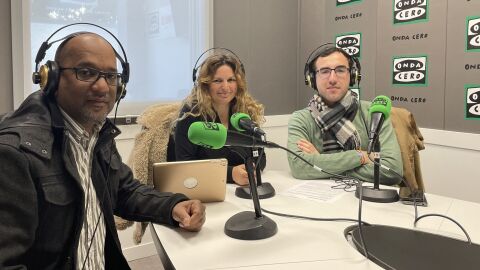 Carlos Soler, edil de medio ambiente en la Vila Joiosa, junto a responsables de 'Posdonia Ecosports' nos explican las jornadas de estudio de la posidonia que se realizar&aacute;n en la costa vilera.