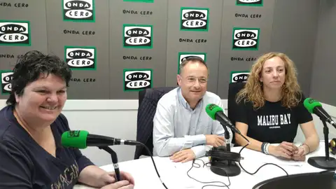 La directora del RH Corona del Mar, Marta Gómez, y el director ejecutivo de la cadena hotelera RH, José Luis Muñoz, junto a nuestra compañera Marta Llinares. La directora del RH Corona del Mar, Marta Gómez, y el director ejecutivo de la cadena hotelera RH, José Luis Muñoz, junto a nuestra compañera Marta Llinares.