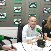 La directora del RH Corona del Mar, Marta Gómez, y el director ejecutivo de la cadena hotelera RH, José Luis Muñoz, junto a nuestra compañera Marta Llinares. La directora del RH Corona del Mar, Marta Gómez, y el director ejecutivo de la cadena hotelera RH, José Luis Muñoz, junto a nuestra compañera Marta Llinares.
