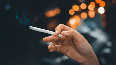 Imagen de archivo de una persona fumadora. Imagen de archivo de una persona fumadora.