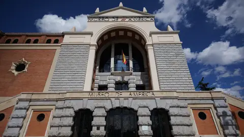 Fachada del Museo de América, situado en la Av. de los Reyes Católicos, Madrid Fachada del Museo de América, situado en la Av. de los Reyes Católicos, Madrid