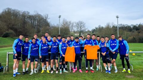 14-2 La plantilla del Oviedo posa en apoyo a la Asociaci&oacute;n Galb&aacute;n
