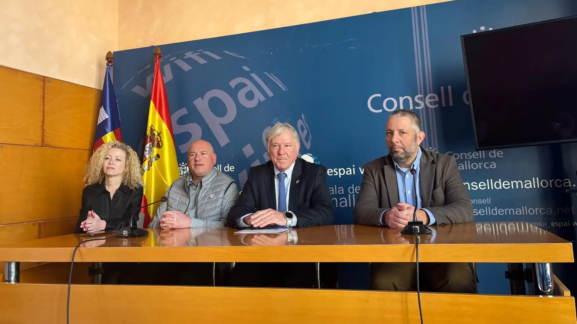 El conseller de Turismo del Consell de Mallorca, Marcial Rodríguez, junto al alcalde de Binissalem y el presidente de Habtur.