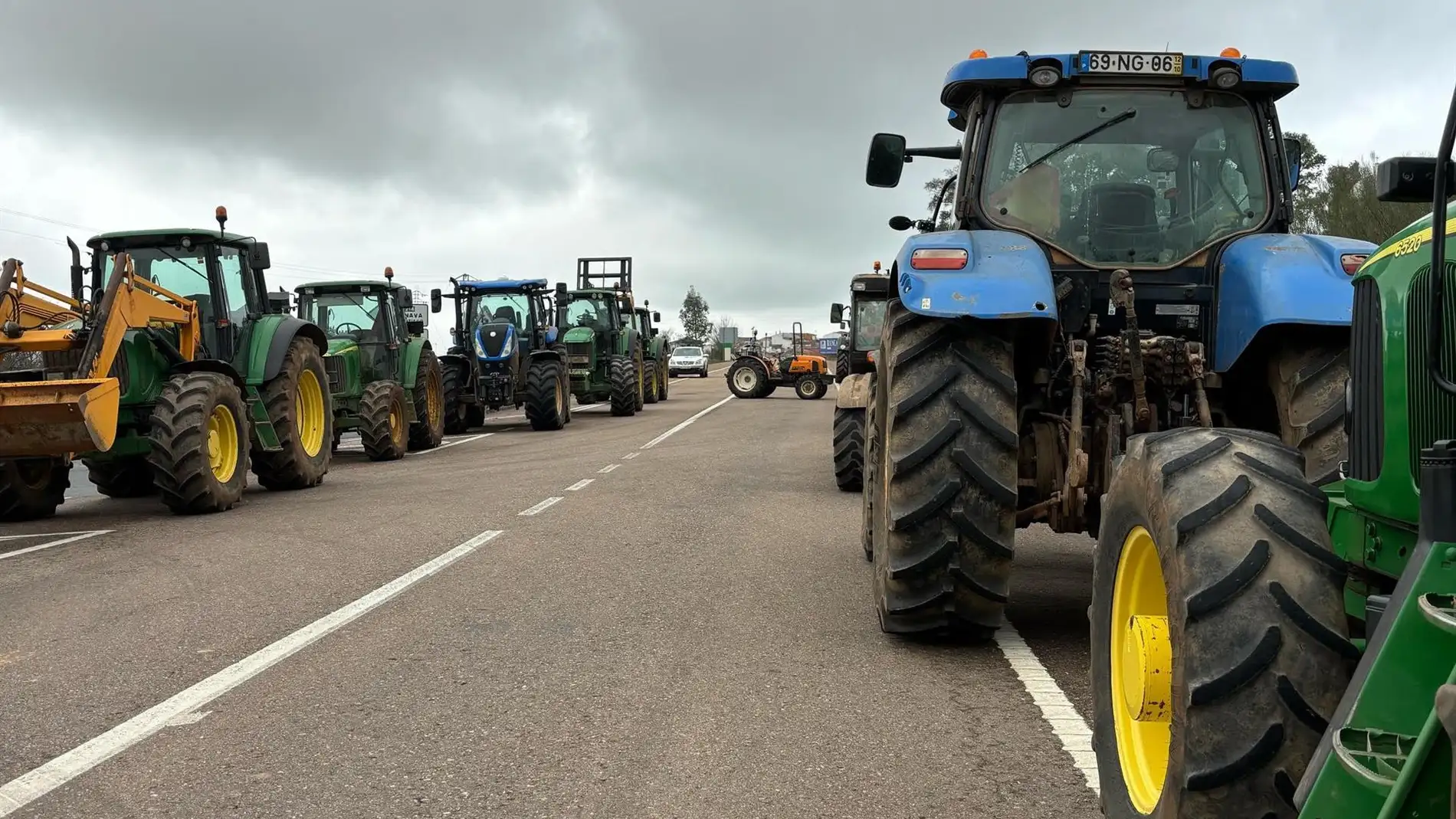 Las protestas de agricultores y ganaderos provocan cortes y retenciones en ocho carreteras de Extremadura