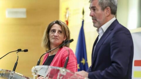 La ministra para la Transición Ecológica, Teresa Ribera y el presidente de Canarias, Fernando Clavijo