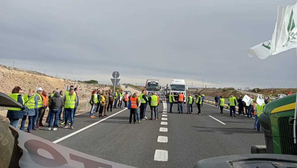 Agricultores convocados por las organizaciones profesionales, al inicio de la protesta este miércoles en la A-43 en Villar de Cantos (Cuenca)