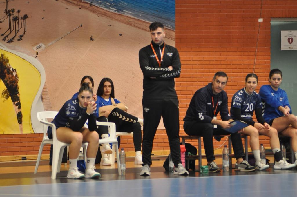 Iker Díaz: "Falta cantera porque las jóvenes desconocen que la ciudad tiene un club de balonmano" Iker Díaz: "Falta cantera porque las jóvenes desconocen que la ciudad tiene un club de balonmano"