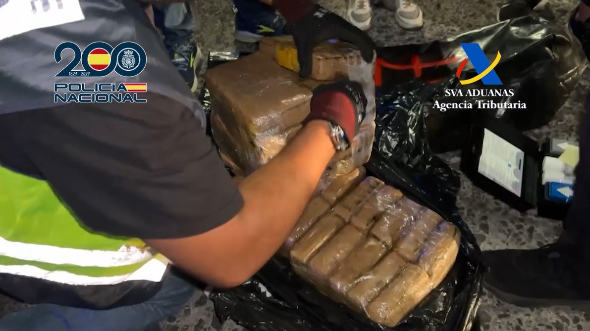 La Policía libera a ocho narcos secuestrados por otro en un barco con 2,3 toneladas de cocaína cerca de Canarias La Policía libera a ocho narcos secuestrados por otro en un barco con 2,3 toneladas de cocaína cerca de Canarias