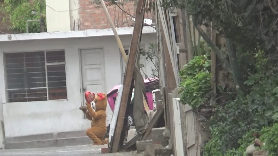 Un agente de la Polic&iacute;a de Per&uacute; se disfraza de oso por San Valent&iacute;n para detener a una delincuente