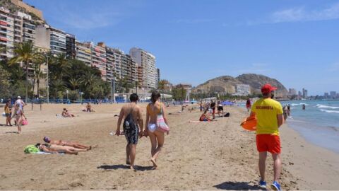 Un socorrista en la playa del Postiguet de Alicante