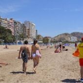 Un socorrista en la playa del Postiguet de Alicante