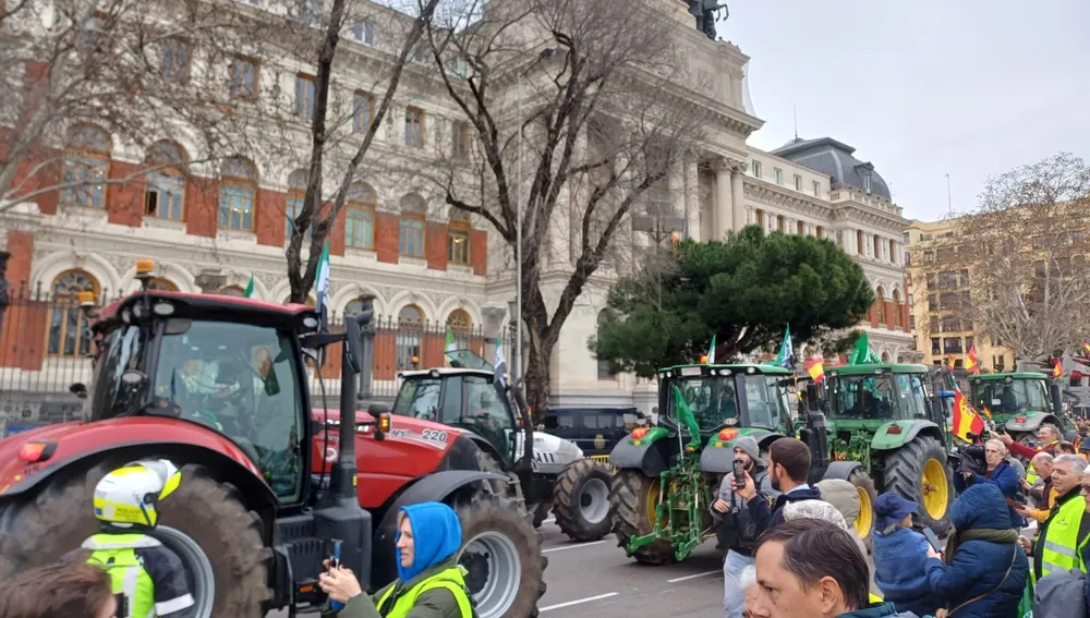 Tractores ante la sede del Ministerio de Agricultura