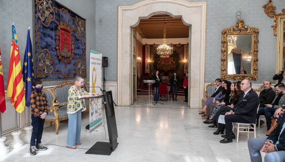 A la izquierda Zahira y Jonathan