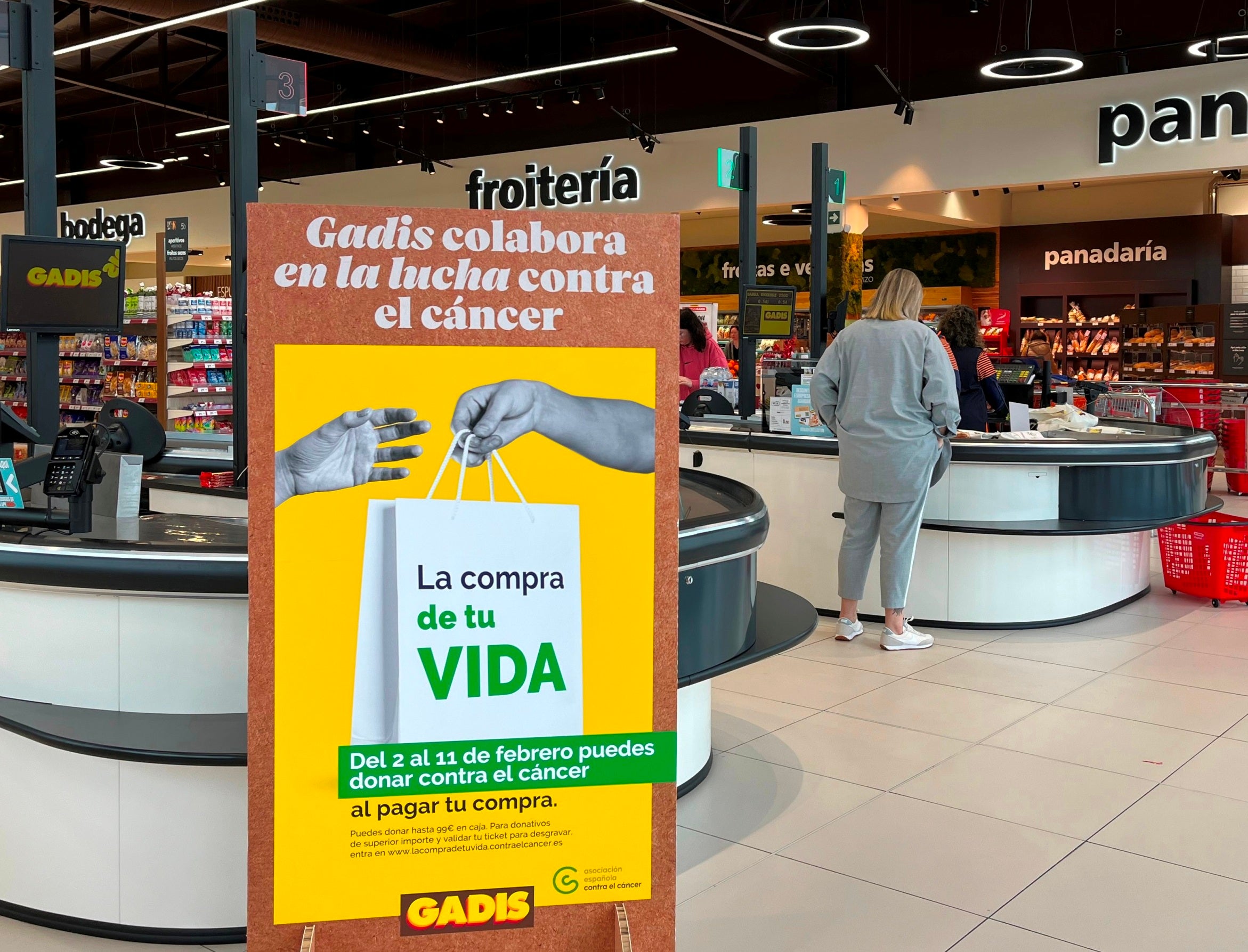 Os clientes de Gadis apoian á asociación española contra o cancro Os clientes de Gadis apoian á asociación española contra o cancro
