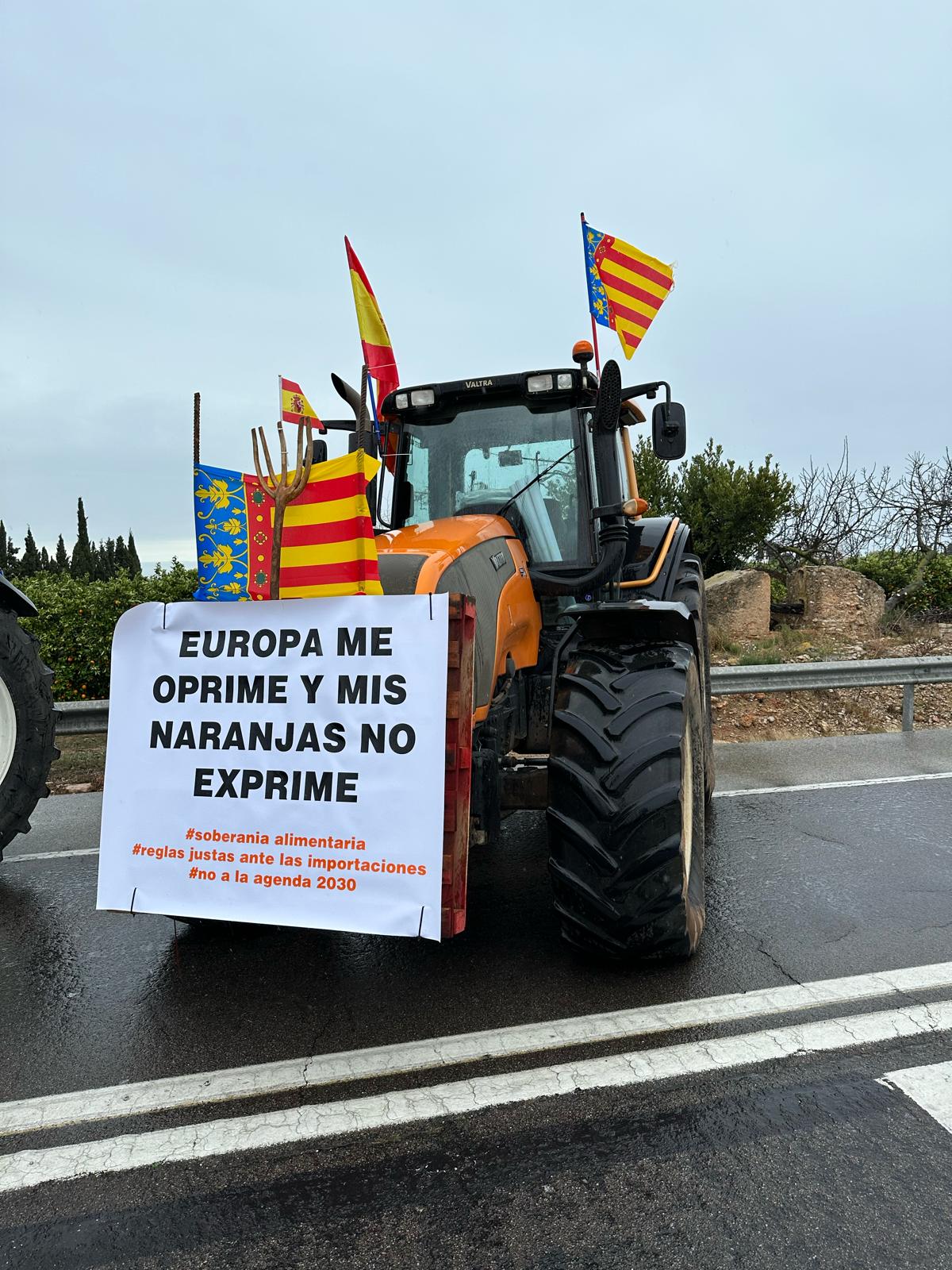Los agricultores se alían con Cataluña y cortan la N-340 en el linde entre comunidades Los agricultores se alían con Cataluña y cortan la N-340 en el linde entre comunidades