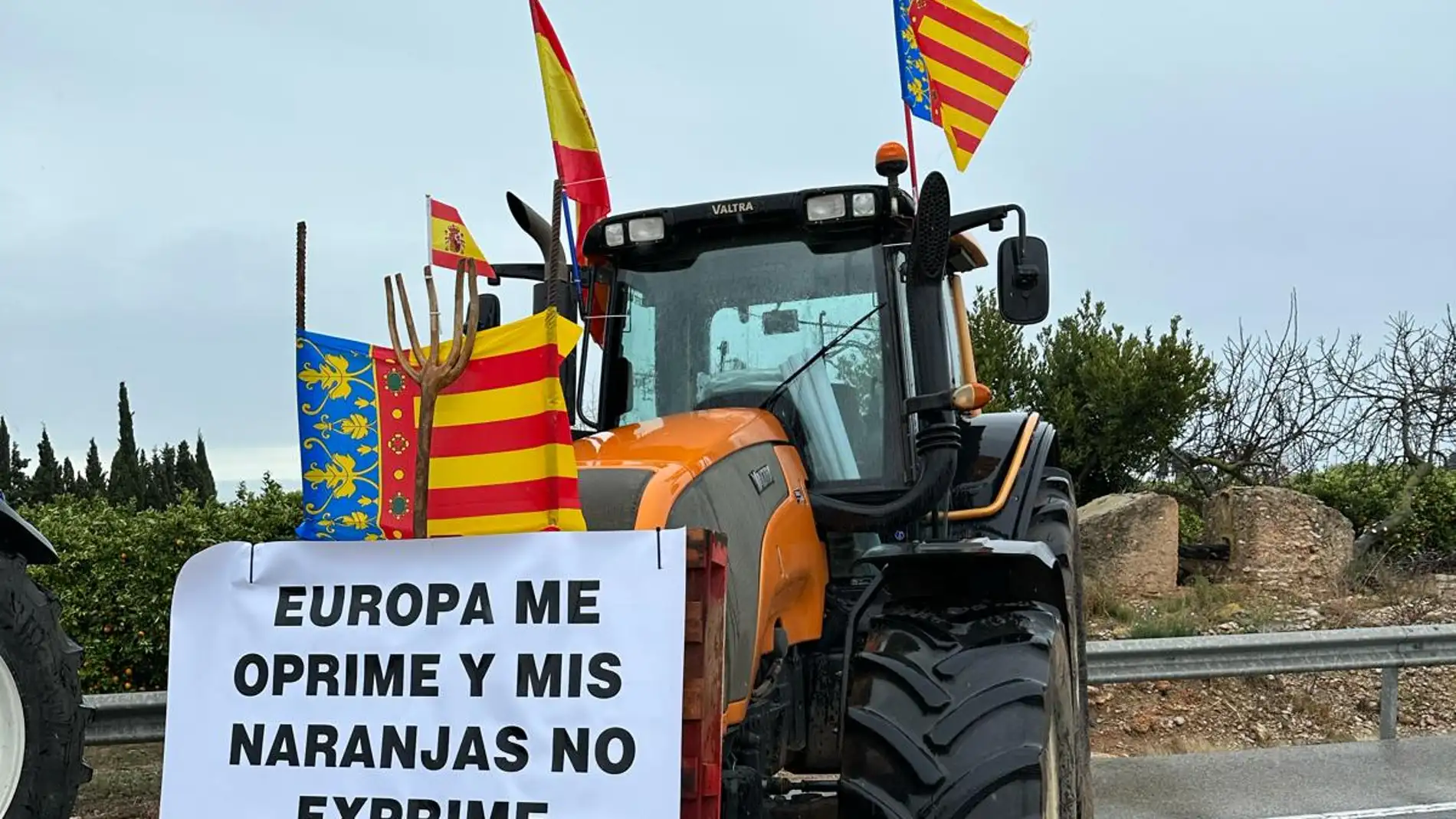 Los agricultores se alían con Cataluña y cortan la N-340 en el linde entre comunidades