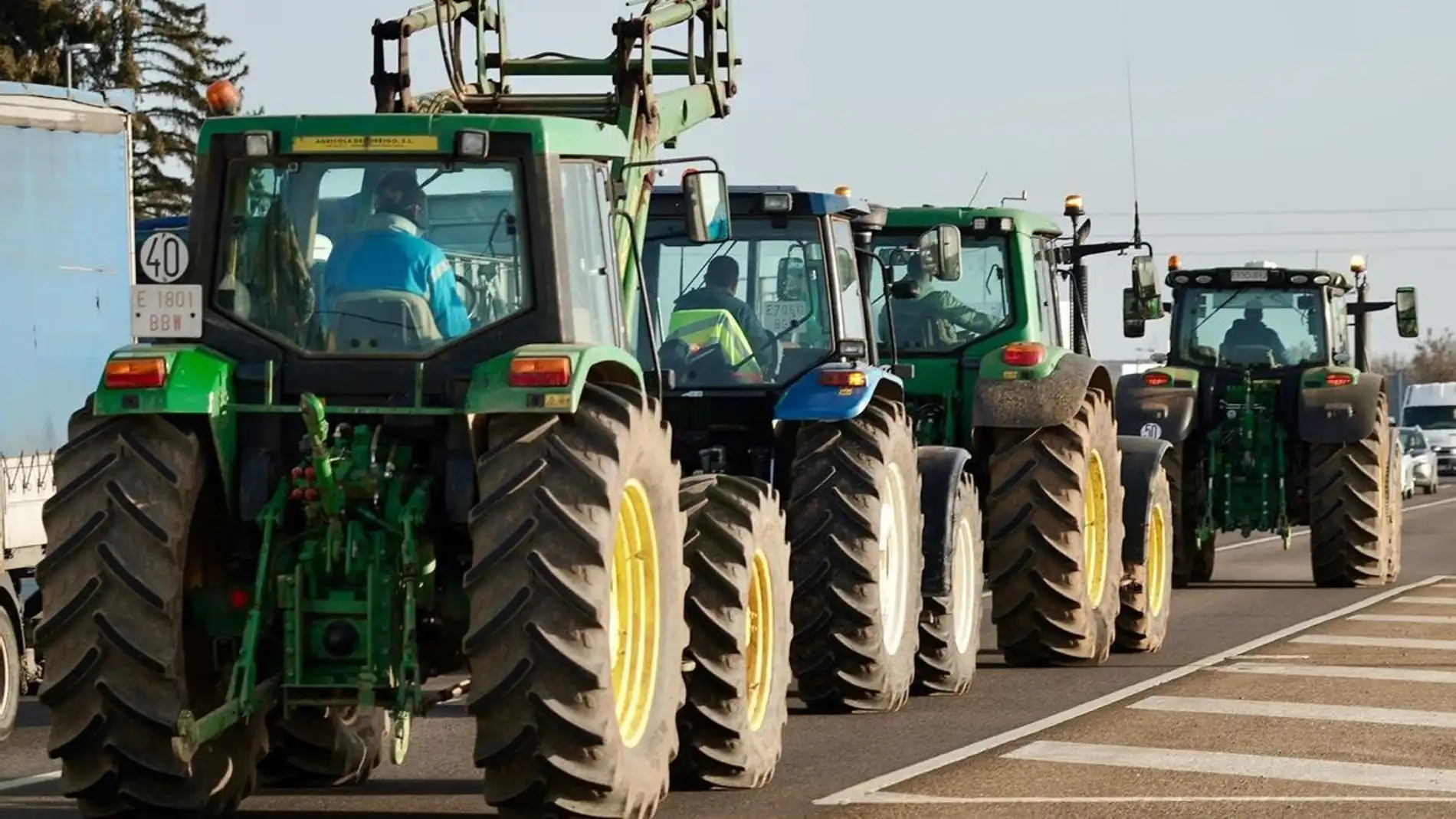 Los tractores siguen en las carreteras para solicitar mejoras para el sector